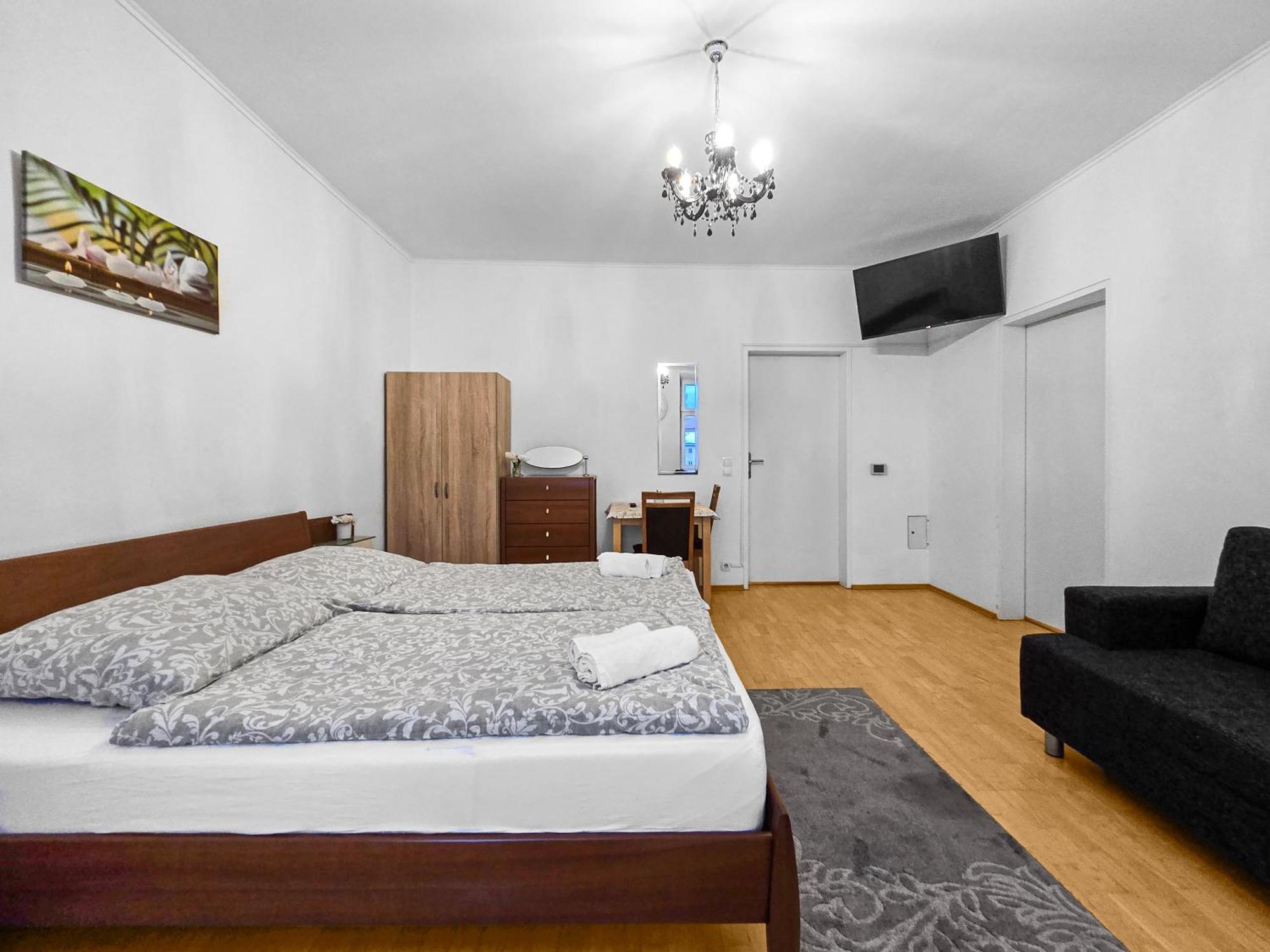 Spacious Three-Bedroom, Three King-Size Beds Vienna Exterior photo