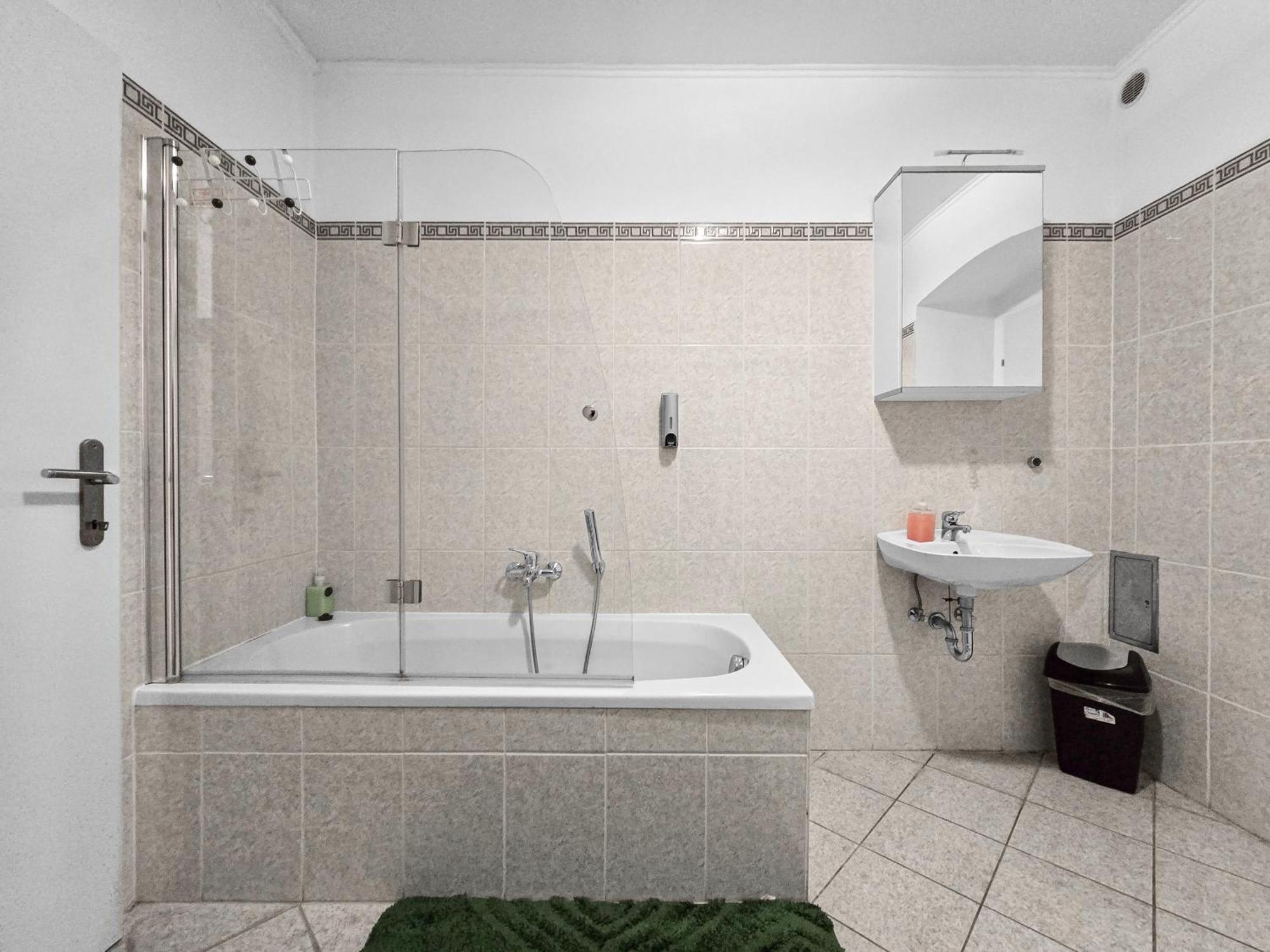 Spacious Three-Bedroom, Three King-Size Beds Vienna Exterior photo